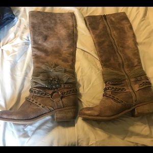 Woman’s buckle boots
